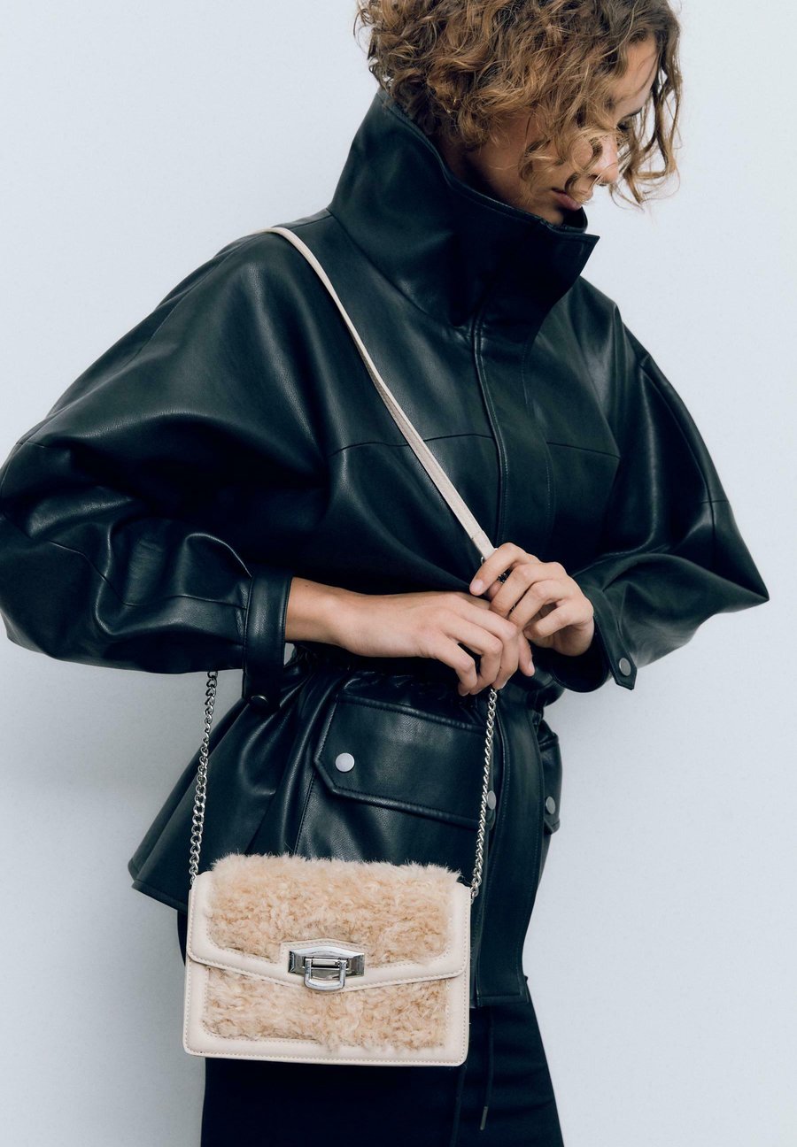 Сумка кросс-боди Stradivarius Cross body bag, Beige
Сумка кросс-боди Stradivarius Cross body bag, Beige