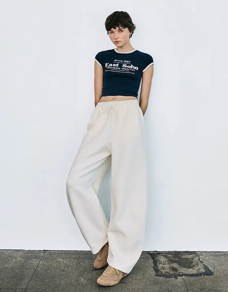 Плюшевые брюки-бочонки Bershka белого цвета
Плюшевые брюки-бочонки Bershka белого цвета