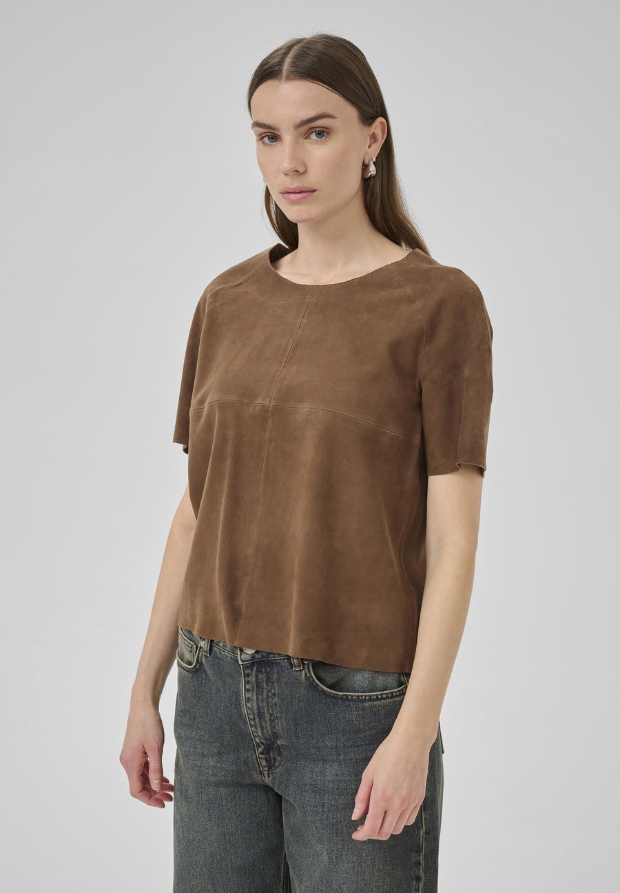 Блуза My Essential Wardrobe PETRA TEE, Tobacco Brown/Brown
Блуза My Essential Wardrobe PETRA TEE, Tobacco Brown/Brown