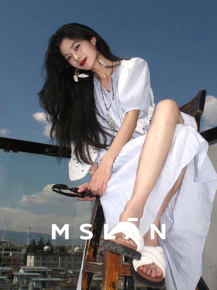 Платье Mslan с V-образным вырезом, синий
Платье Mslan с V-образным вырезом, синий