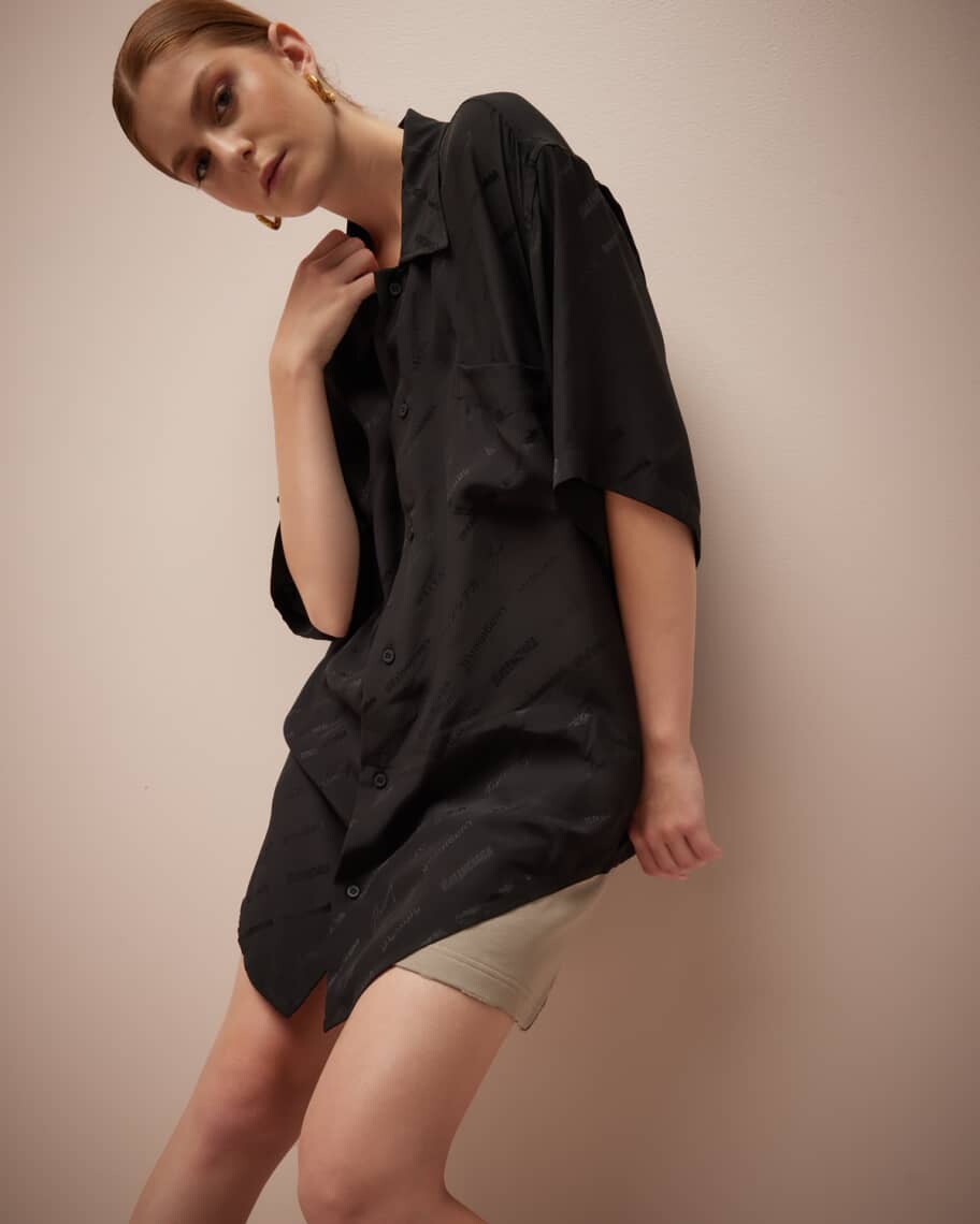 Минималистичная рубашка с пуговицами спереди и надписью Balenciaga
Минималистичная рубашка с пуговицами спереди и надписью Balenciaga