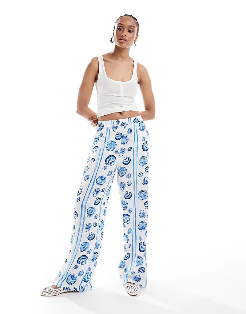 Широкие брюки Vero Moda Tall с синим принтом ракушек
Широкие брюки Vero Moda Tall с синим принтом ракушек