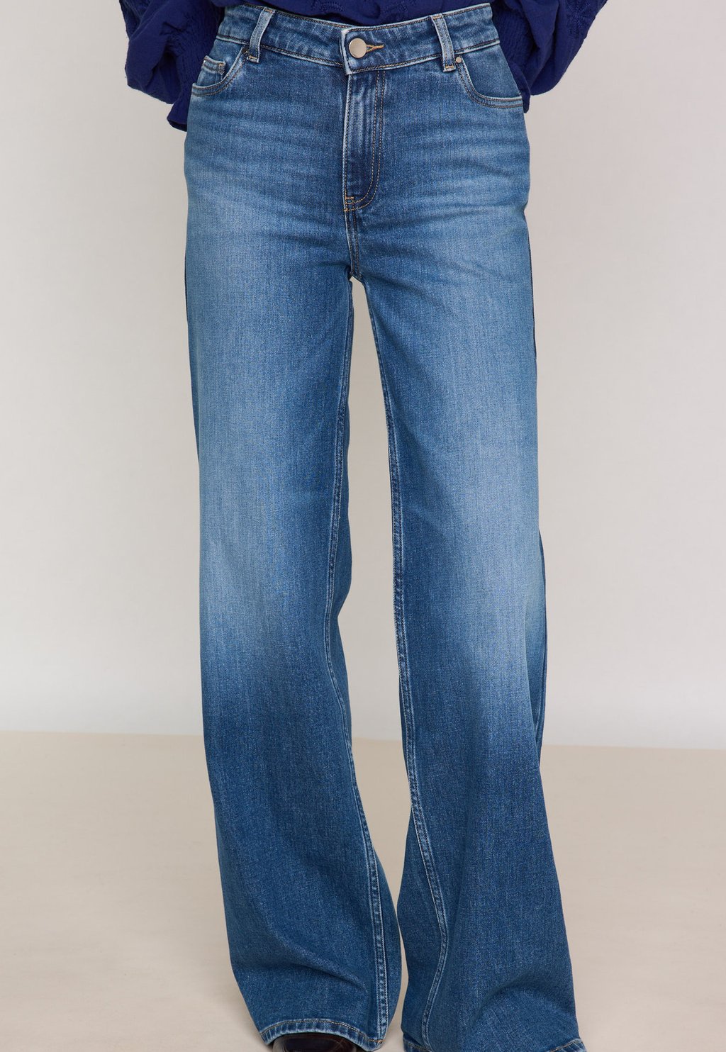 Расклешенные джинсы SANDY Maison 123, цвет Stone Used
Расклешенные джинсы SANDY Maison 123, цвет Stone Used