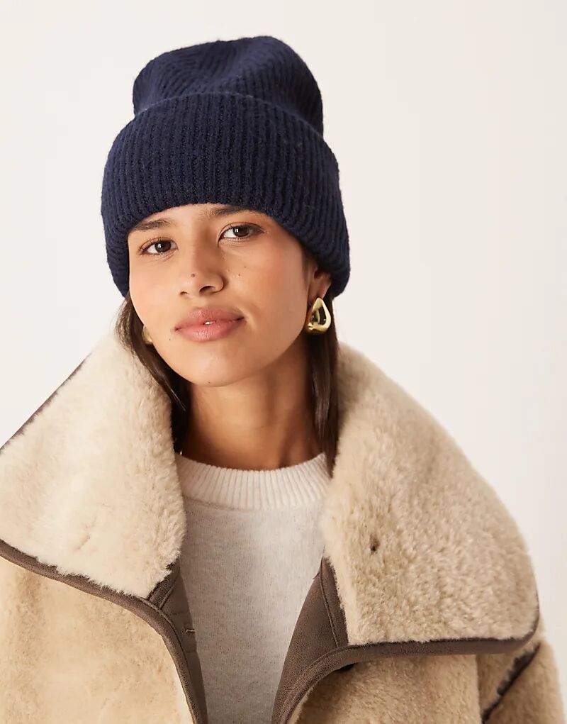 Ребристая шапка Gina Tricot темно-синего цвета
Ребристая шапка Gina Tricot темно-синего цвета