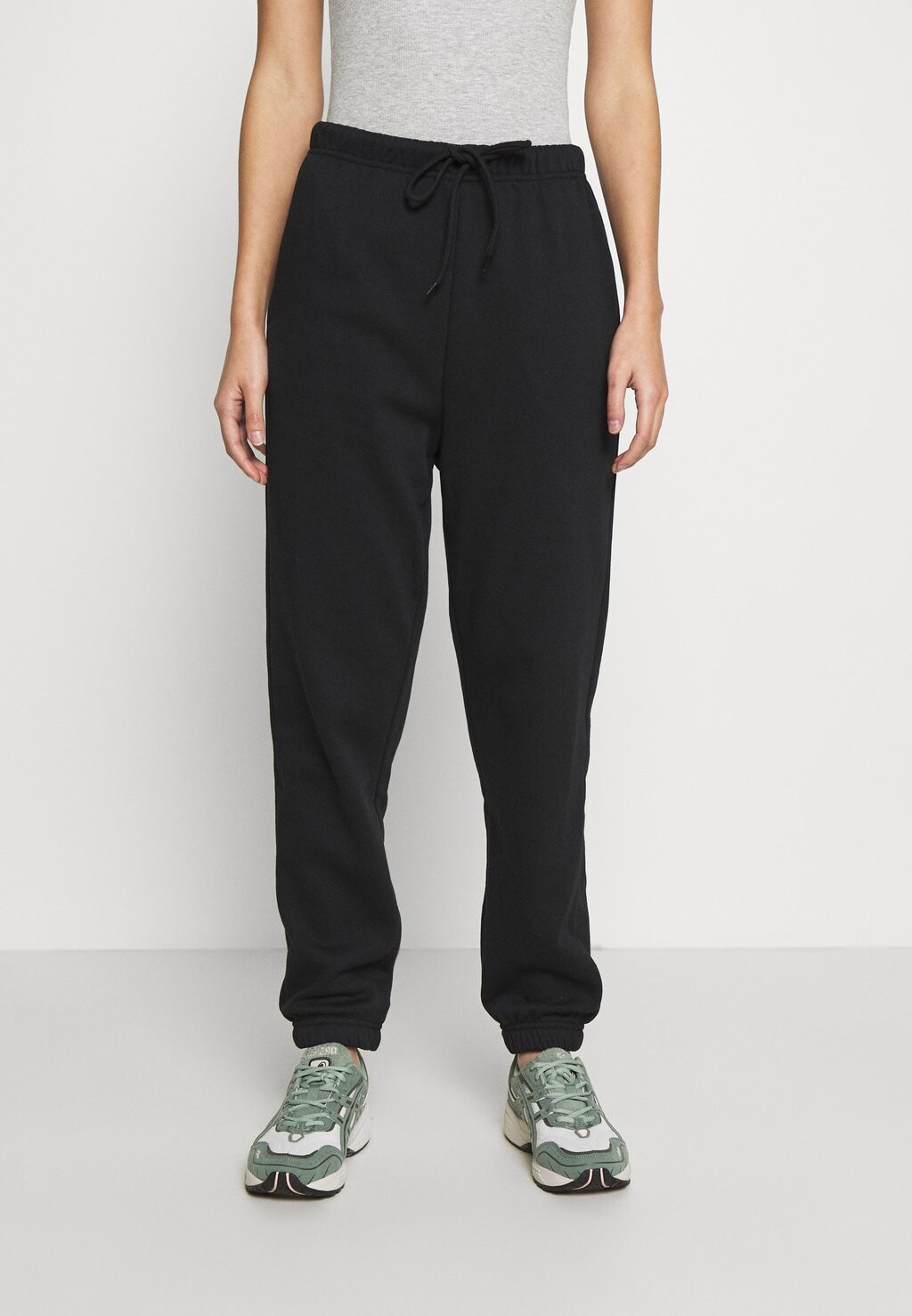 Брюки для бега CHILLI HW NOOS BC Pieces, цвет black
Брюки для бега CHILLI HW NOOS BC Pieces, цвет black