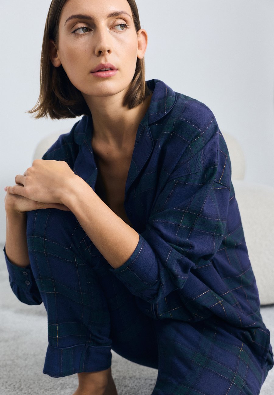 Пижамный топ Hunkemöller JACKET CHECK, Naval Academy/Dark Blue
Пижамный топ Hunkemöller JACKET CHECK, Naval Academy/Dark Blue