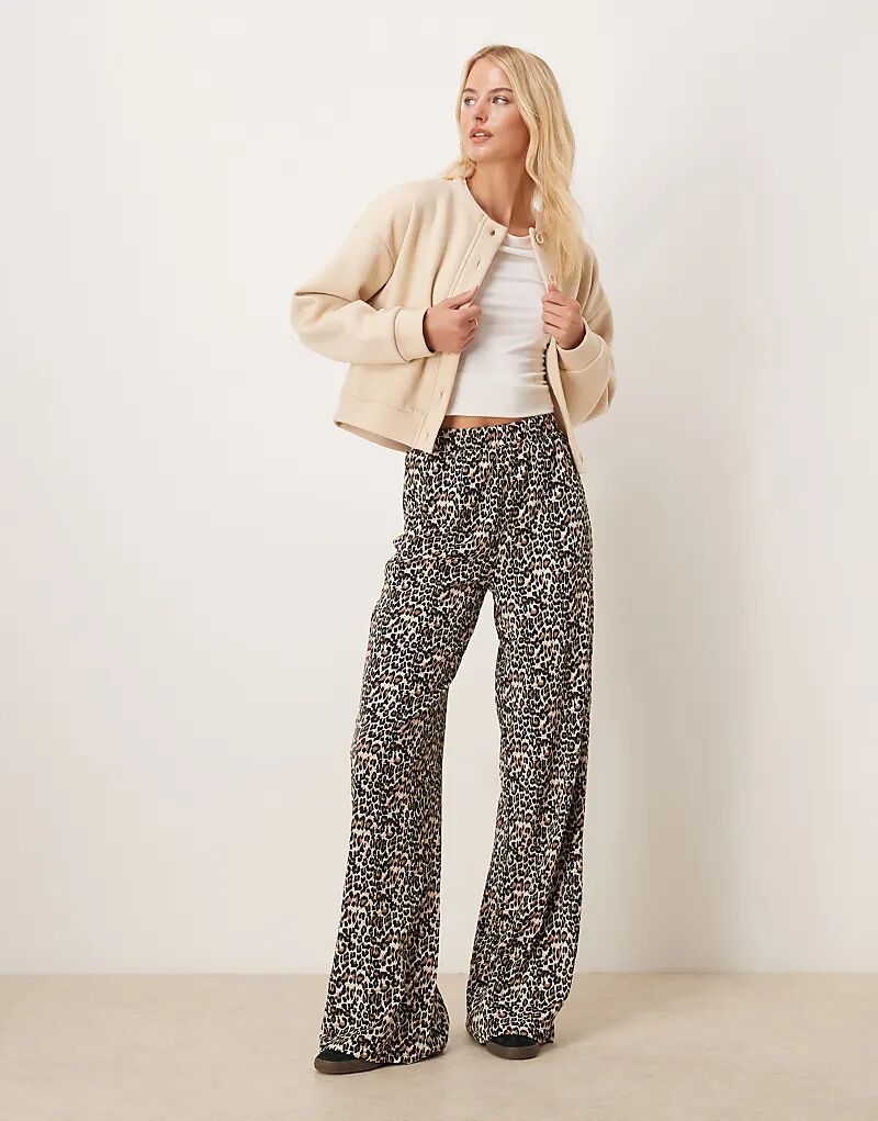 Брюки JDY Tall с широкими фактурными штанинами и леопардовым принтом
Брюки JDY Tall с широкими фактурными штанинами и леопардовым принтом