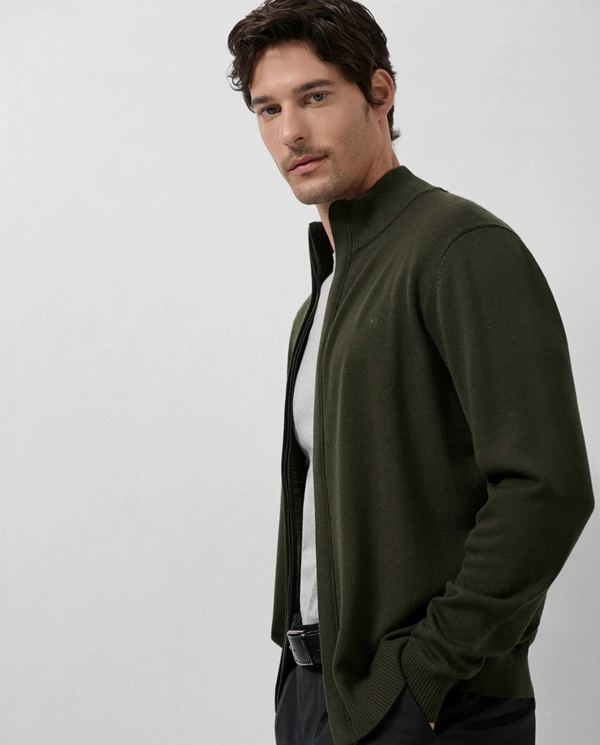 Мужская вязаная куртка на молнии однотонная Roberto Verino, хаки
Мужская вязаная куртка на молнии однотонная Roberto Verino, хаки