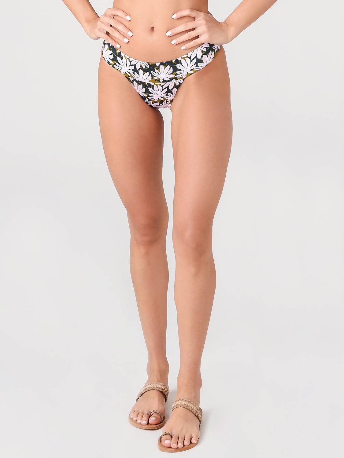 Плавки-танга с принтом D, маленькая розовая пальма Alexandra Miro
Плавки-танга с принтом D, маленькая розовая пальма Alexandra Miro