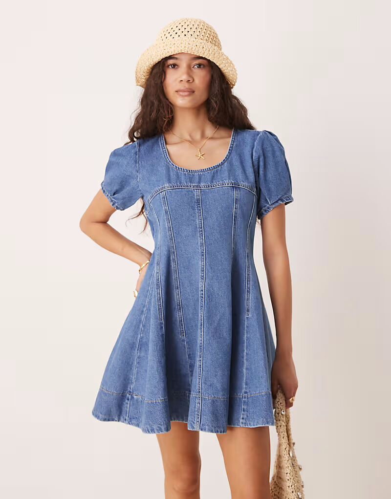 Джинсовое мини-платье ASOS DESIGN с короткими рукавами и отделкой швами в полувыбеленном синем цвете 
Джинсовое мини-платье ASOS DESIGN с короткими рукавами и отделкой швами в полувыбеленном синем цвете