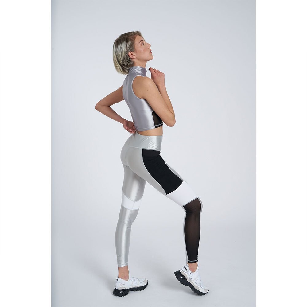 Спортивный бюстгальтер Umbro Athletic Luxe, серебряный
Спортивный бюстгальтер Umbro Athletic Luxe, серебряный