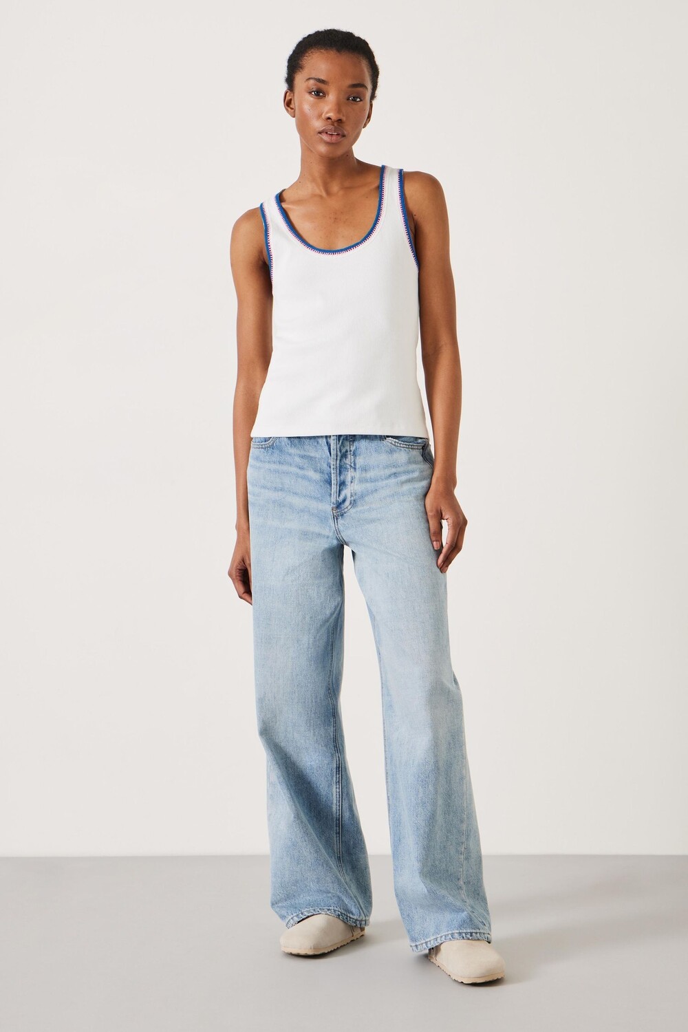 Жилет с деталями вязания крючком Луизы Hush, белый 
Жилет с деталями вязания крючком Луизы Hush, белый