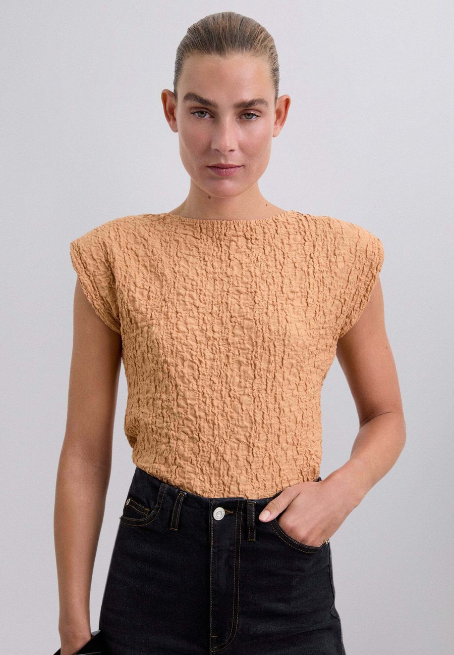 Блуза Scalpers SCWRINKLEPADDED TEE, Peach/Apricot
Блуза Scalpers SCWRINKLEPADDED TEE, Peach/Apricot