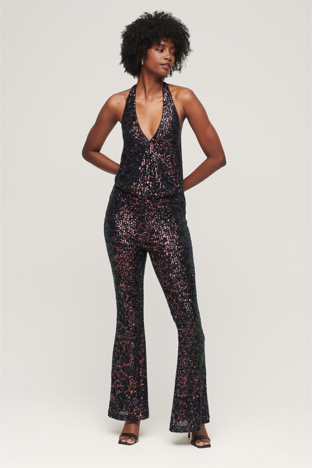 Комбинезон с завязками на шее украшенный пайетками Superdry, серебряный
Комбинезон с завязками на шее украшенный пайетками Superdry, серебряный