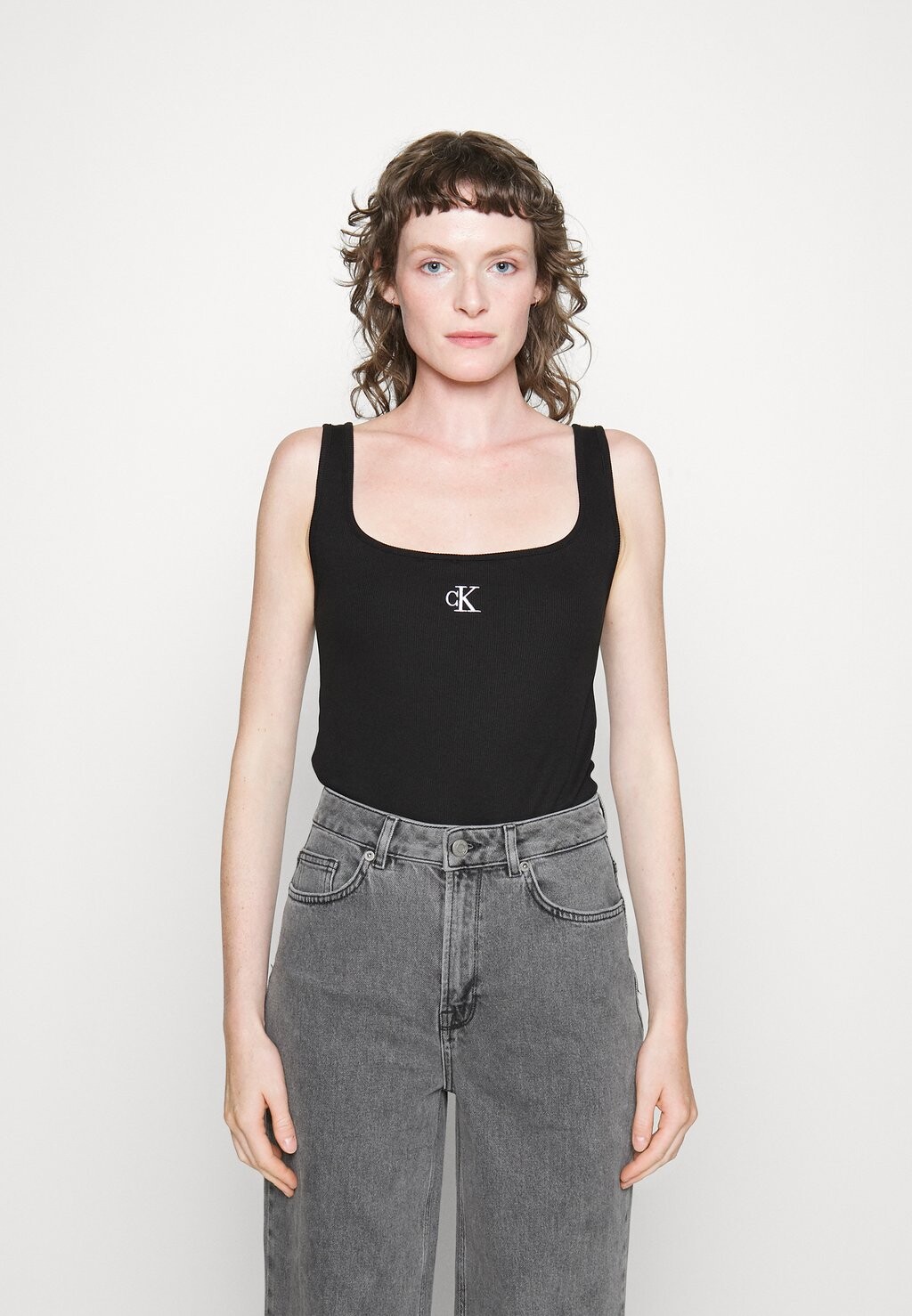 Топ Calvin Klein Jeans, черный
Топ Calvin Klein Jeans, черный