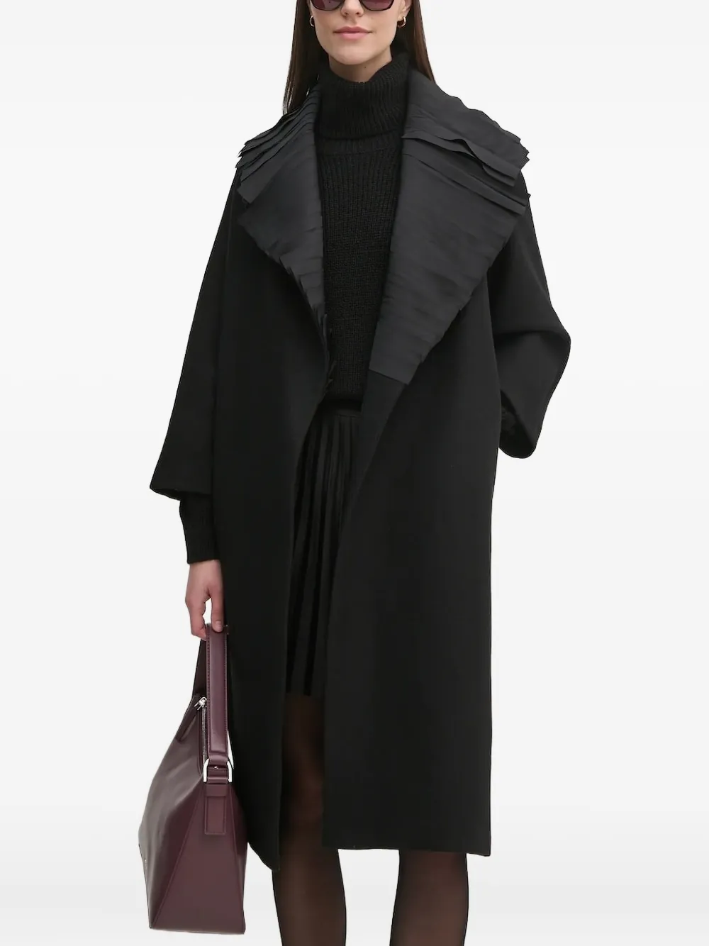 Пальто с поясом и плиссированным воротником Sandro Ferrone, черный
Пальто с поясом и плиссированным воротником Sandro Ferrone, черный