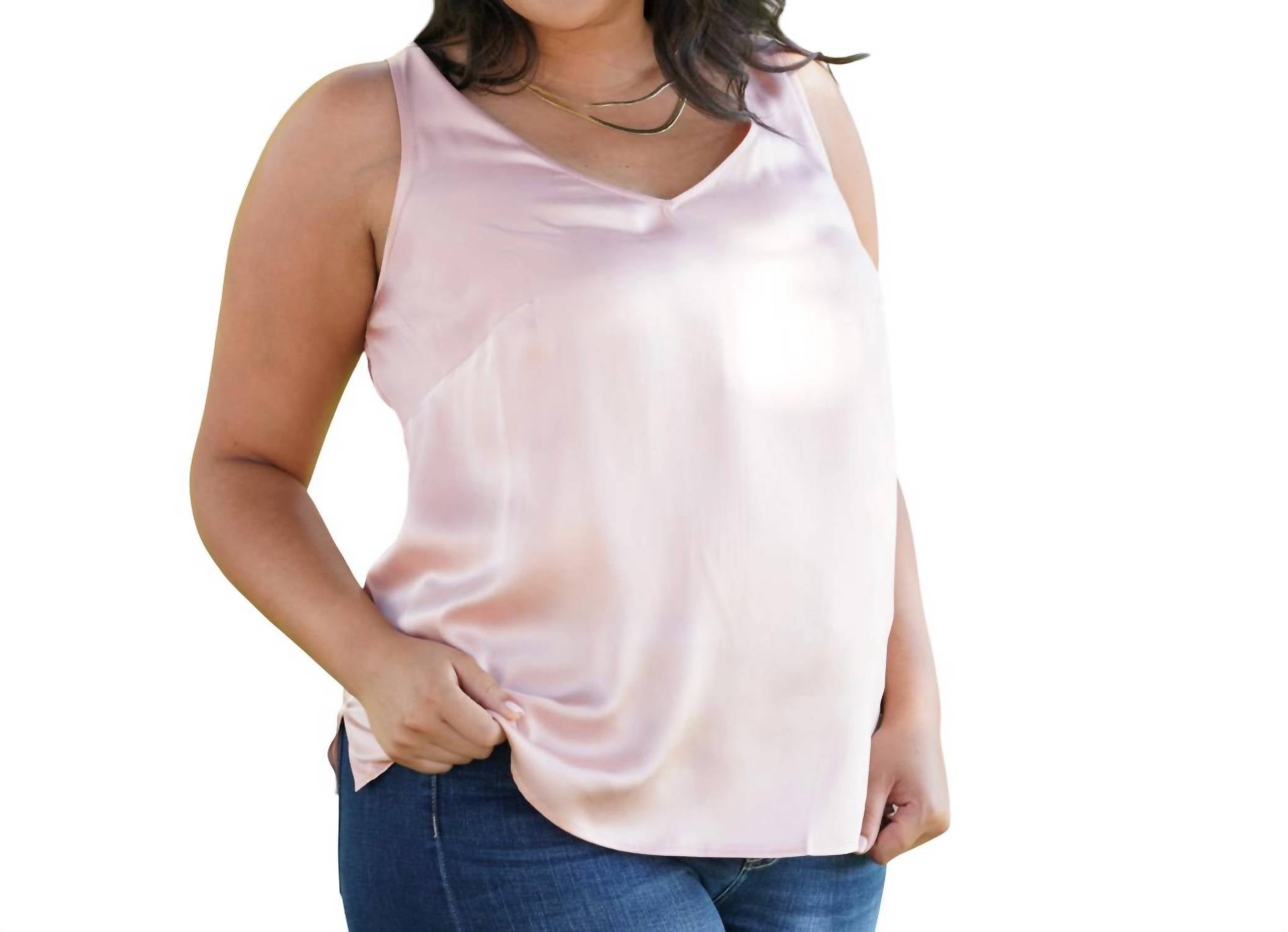 Plus - шелковый топ с V-образным вырезом в коралловом цвете Marée Pour Toi
Plus - шелковый топ с V-образным вырезом в коралловом цвете Marée Pour Toi