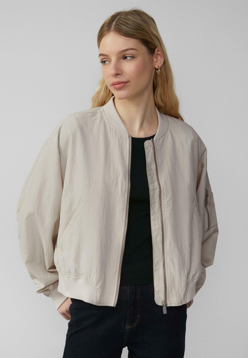 Куртка-бомбер MIT STEHKRAGEN QS, светло-серый
Куртка-бомбер MIT STEHKRAGEN QS, светло-серый