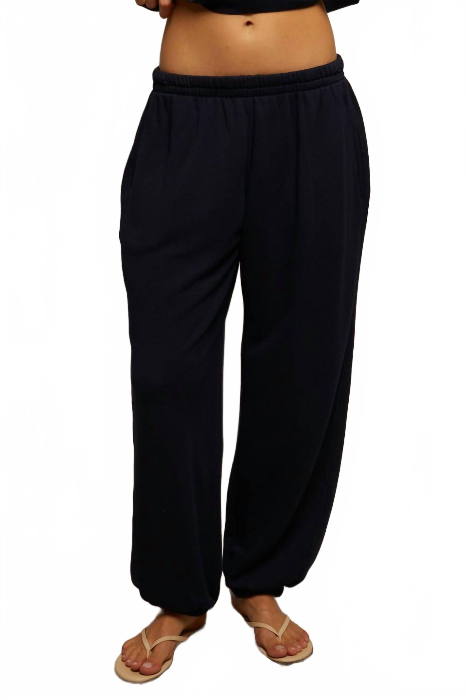 Дрифтерские брюки Терри в темно-синем PERFECTWHITETEE
Дрифтерские брюки Терри в темно-синем PERFECTWHITETEE