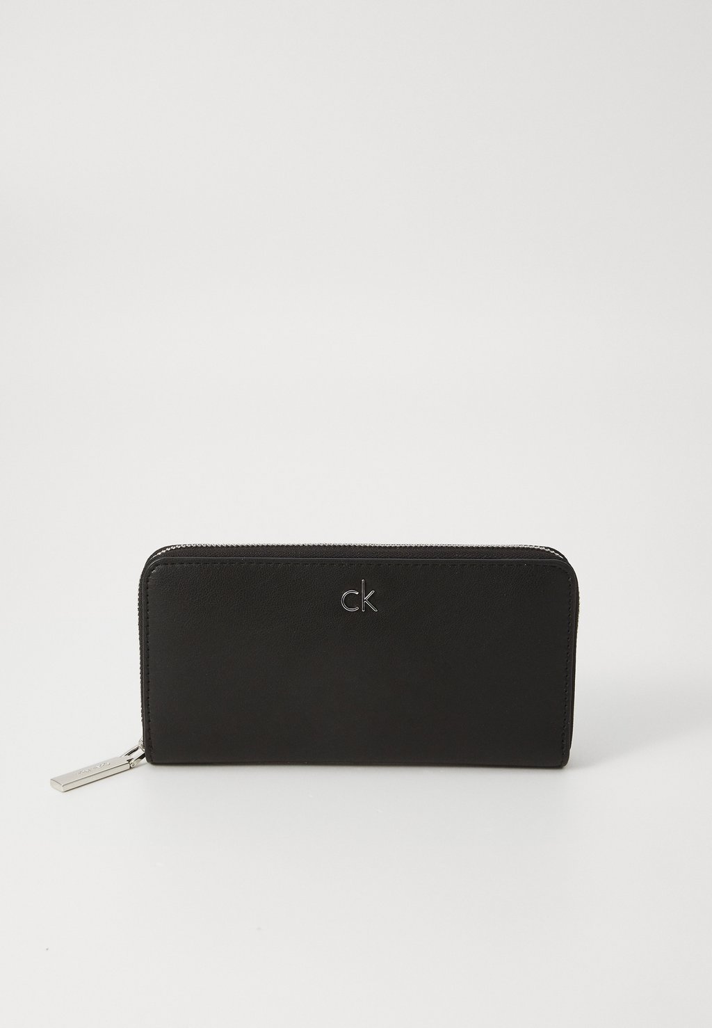 Кошелек RE-LOCK LARGE ZIP AROUND Calvin Klein, черный
Кошелек RE-LOCK LARGE ZIP AROUND Calvin Klein, черный