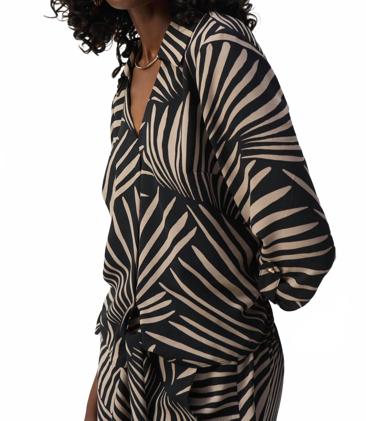 Топ с тропическим принтом из гипюра в черном цвете Dune Joseph Ribkoff
Топ с тропическим принтом из гипюра в черном цвете Dune Joseph Ribkoff