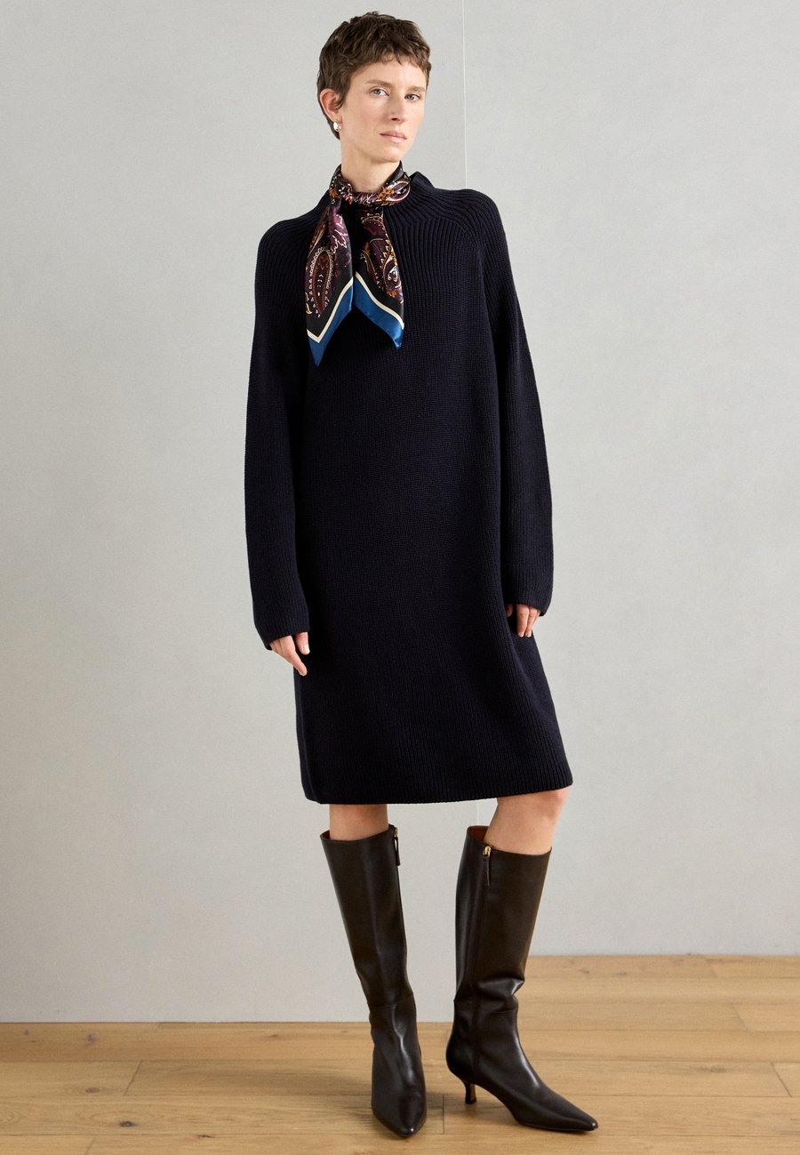 Платье Marc O'Polo LONGSLEEVE STAND UP COLLAR, Deep Night Blue/Dark Blue
Платье Marc O'Polo LONGSLEEVE STAND UP COLLAR, Deep Night Blue/Dark Blue