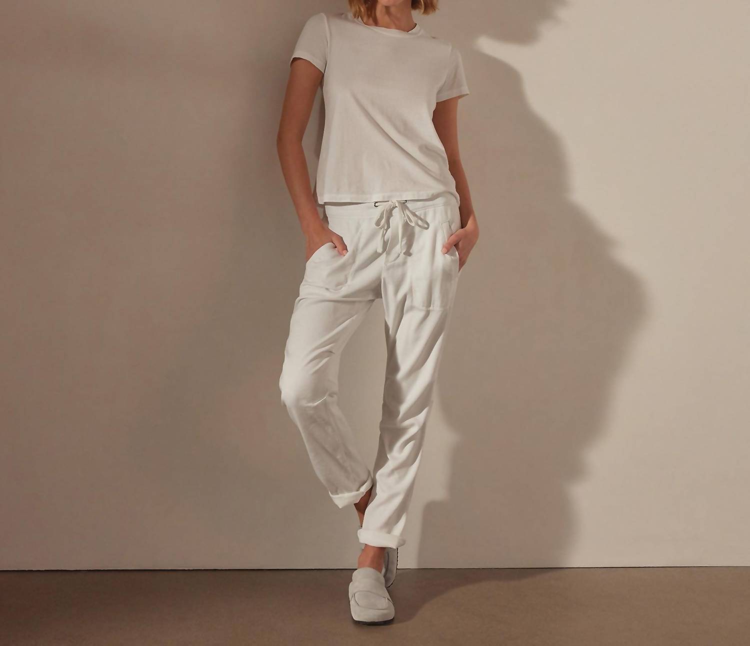 Женские мягкие драпированные брюки в белом цвете James Perse
Женские мягкие драпированные брюки в белом цвете James Perse