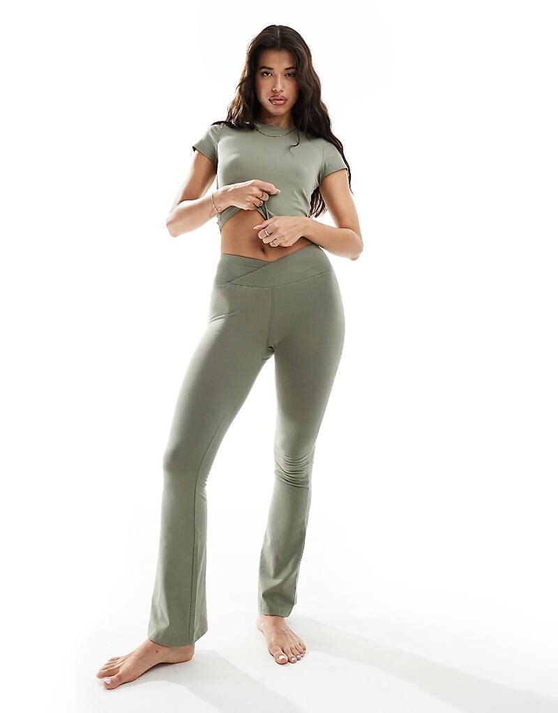 ASOS 4505 облегающие леггинсы оливково-зеленого цвета, мягкие на ощупь, с расклешенными штанинами и запахом на талии
ASOS 4505 облегающие леггинсы оливково-зеленого цвета, мягкие на ощупь, с расклешенными штанинами и запахом на талии