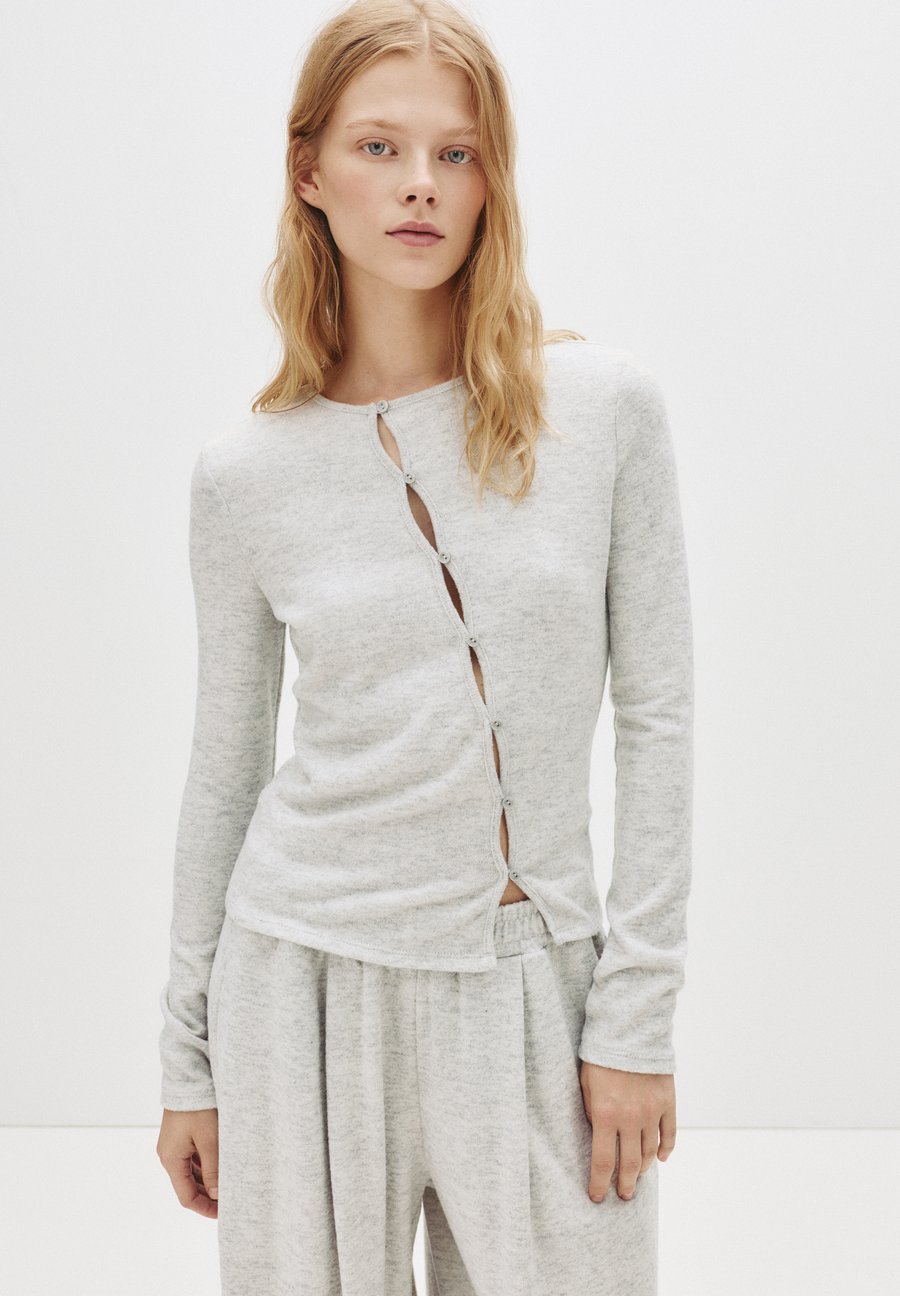 Кардиган PULL&BEAR Cardigan, Light Grey
Кардиган PULL&BEAR Cardigan, Light Grey