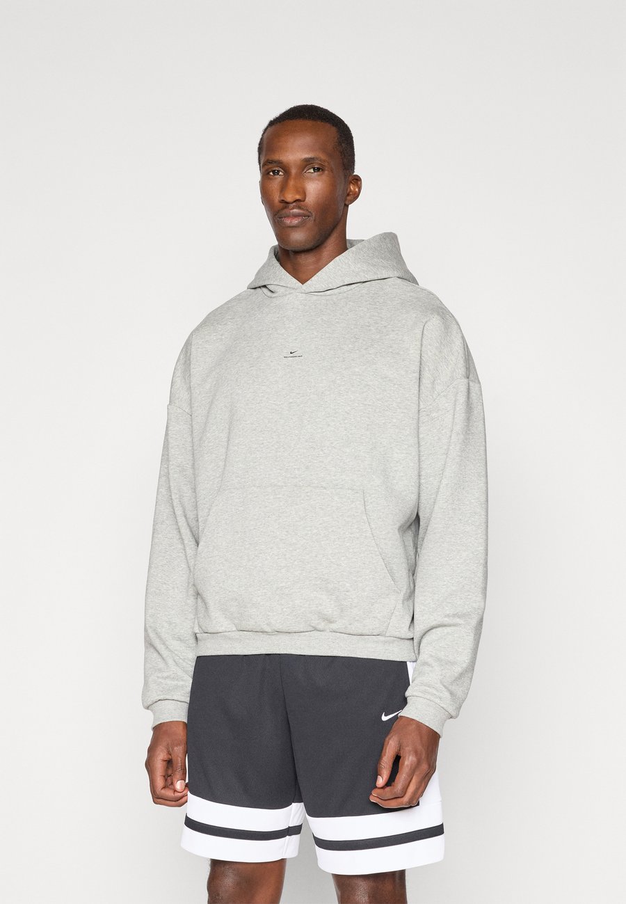 Худи Nike Performance STANDARD ISSUE HOODIE, Dark Grey Heather/Black/Grey
Худи Nike Performance STANDARD ISSUE HOODIE, Dark Grey Heather/Black/Grey