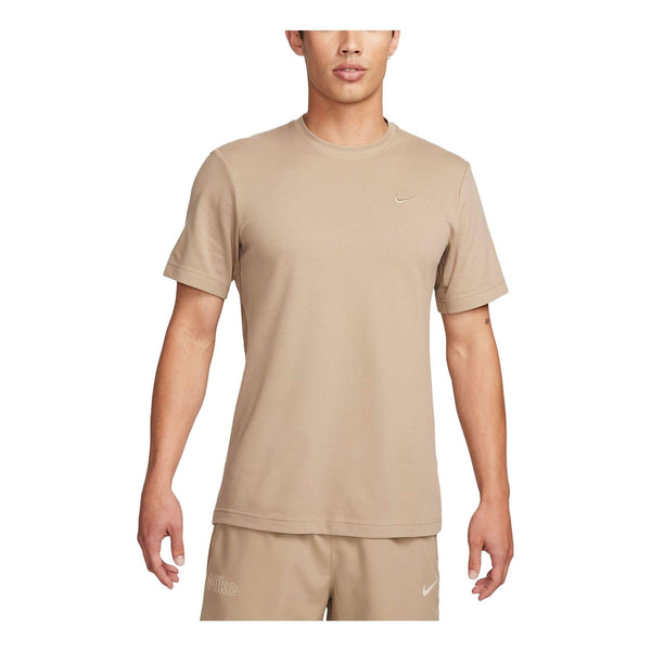 Футболка dri-fit primary t-shirt 'tan' Nike, бежевый 
Футболка dri-fit primary t-shirt 'tan' Nike, бежевый