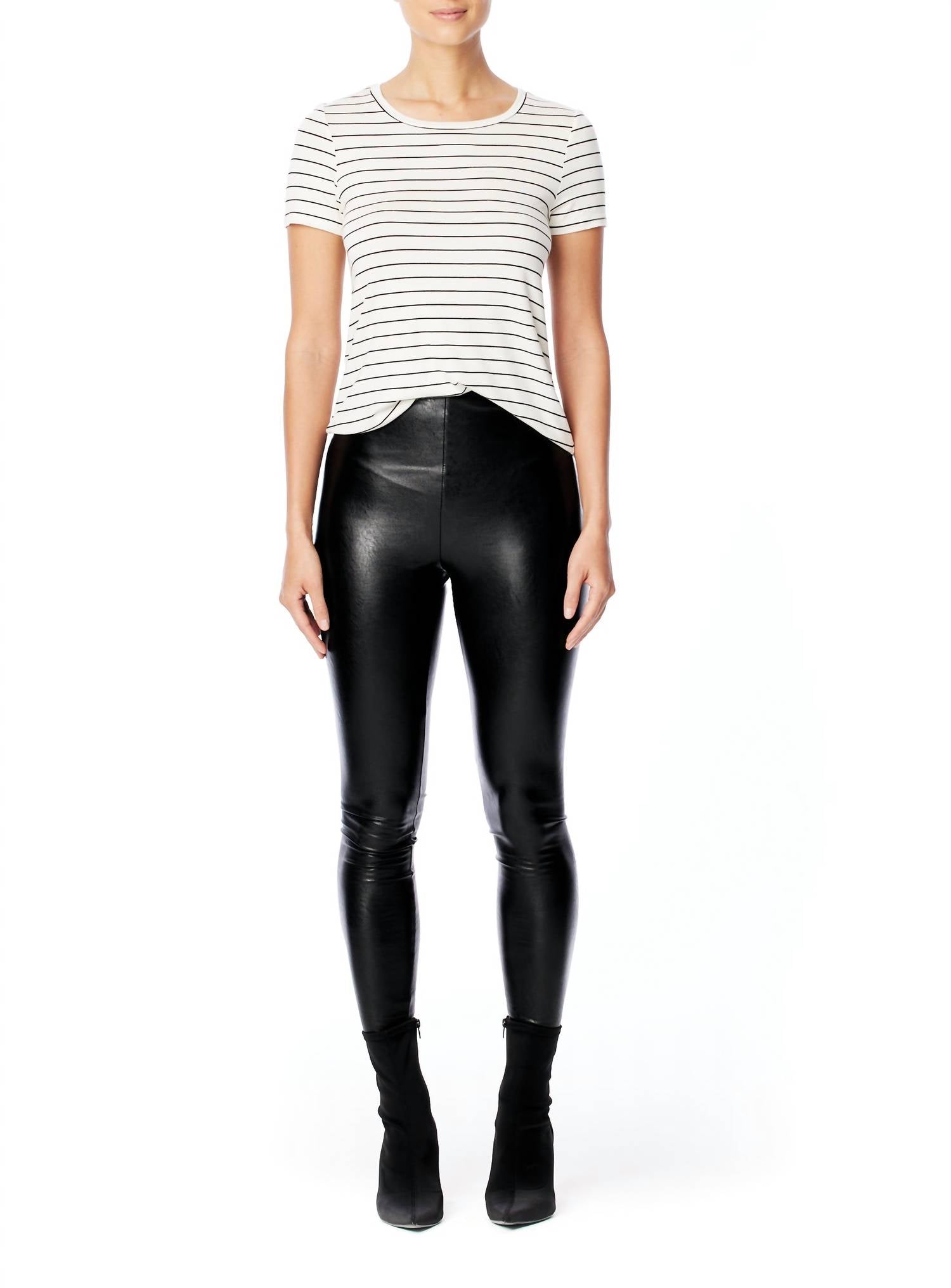 Футболка Shannon в черно-белую полоску LBLC THE LABEL
Футболка Shannon в черно-белую полоску LBLC THE LABEL