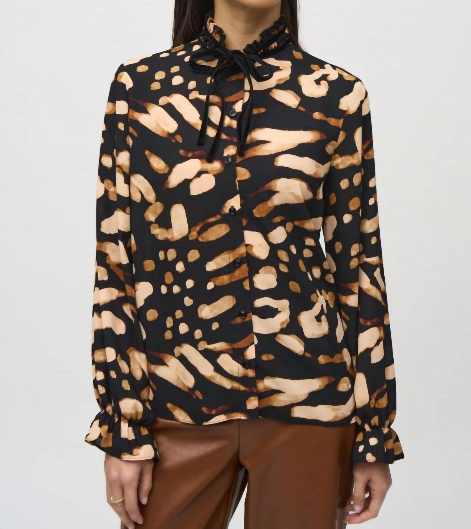 Черно-разноцветная блуза с принтом под зебру на пуговицах Joseph Ribkoff
Черно-разноцветная блуза с принтом под зебру на пуговицах Joseph Ribkoff