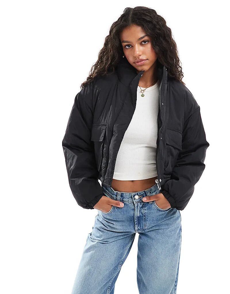 Короткая утепленная куртка Brave Soul с воротником-стойкой и карманами черного цвета
Короткая утепленная куртка Brave Soul с воротником-стойкой и карманами черного цвета