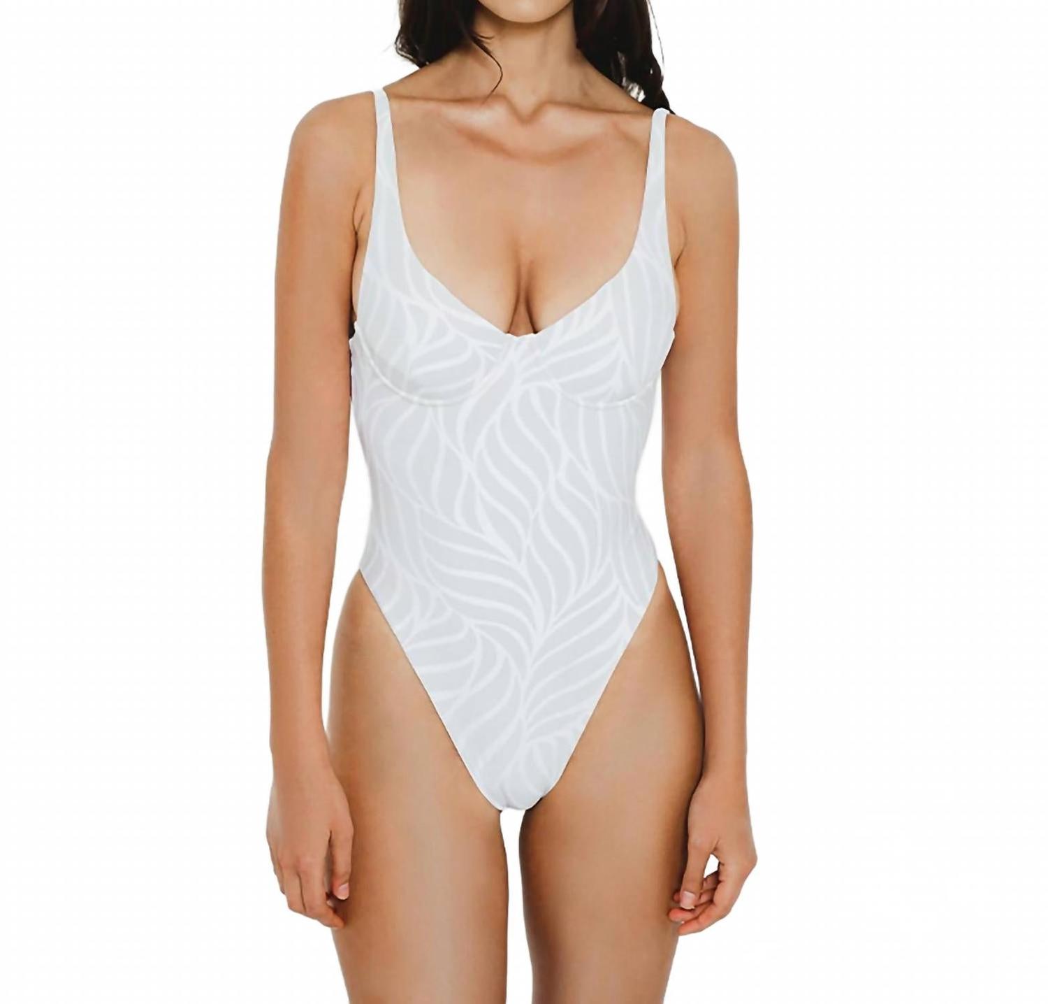 Калико односоставный купальник с принтом и поддержкой на косточках в белом цвете Gigizara
Калико односоставный купальник с принтом и поддержкой на косточках в белом цвете Gigizara