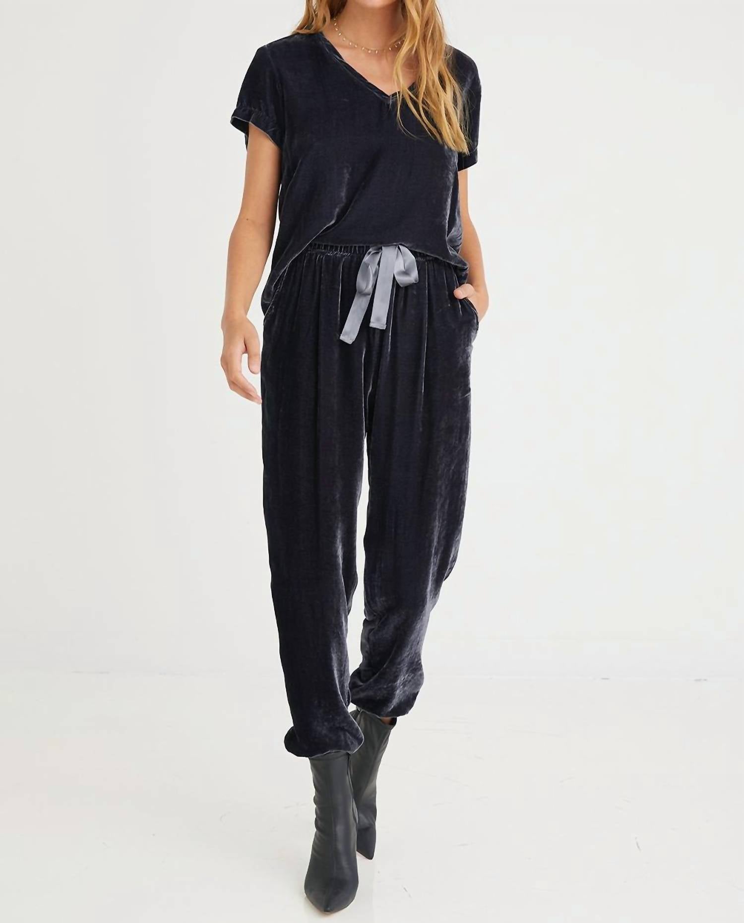 Джоггеры со складками спереди в цвете Dark Water Bella Dahl
Джоггеры со складками спереди в цвете Dark Water Bella Dahl