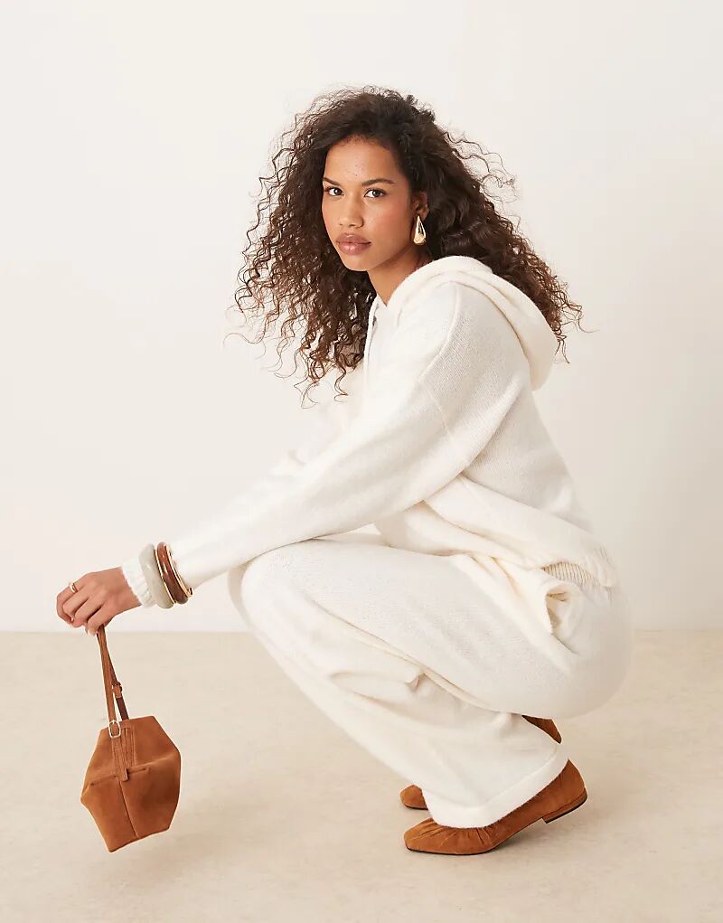 Широкие брюки из пушистой трикотажной ткани цвета экрю от ASOS DESIGN — часть комплекта
Широкие брюки из пушистой трикотажной ткани цвета экрю от ASOS DESIGN — часть комплекта