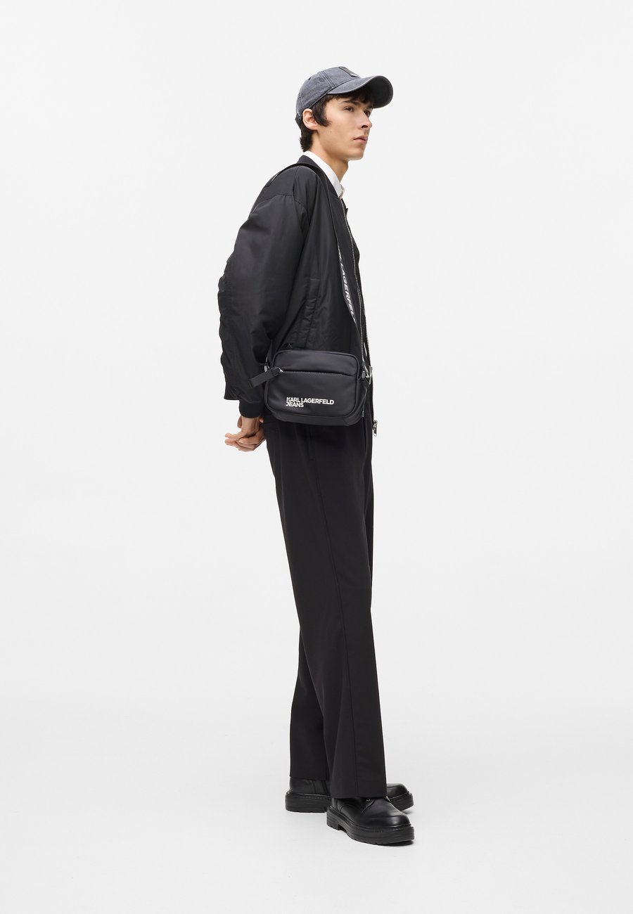 Сумка кросс-боди Karl Lagerfeld Jeans ESSENTIAL, Black
Сумка кросс-боди Karl Lagerfeld Jeans ESSENTIAL, Black