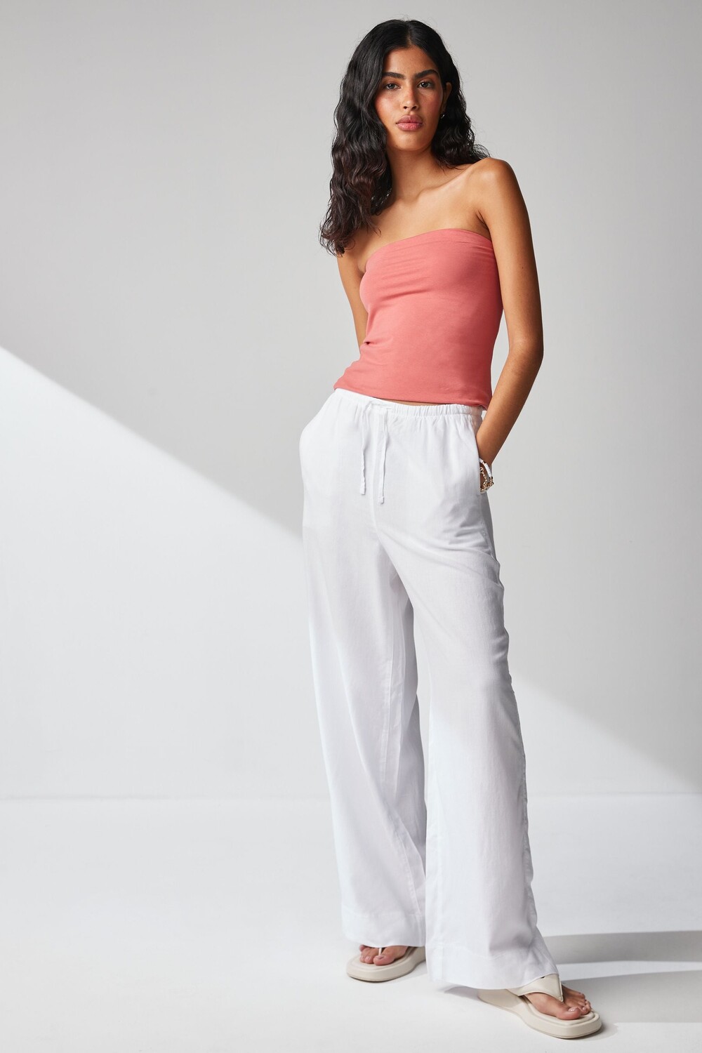 Льняные брюки с завязкой на талии и широкими штанинами Next, белый
Льняные брюки с завязкой на талии и широкими штанинами Next, белый