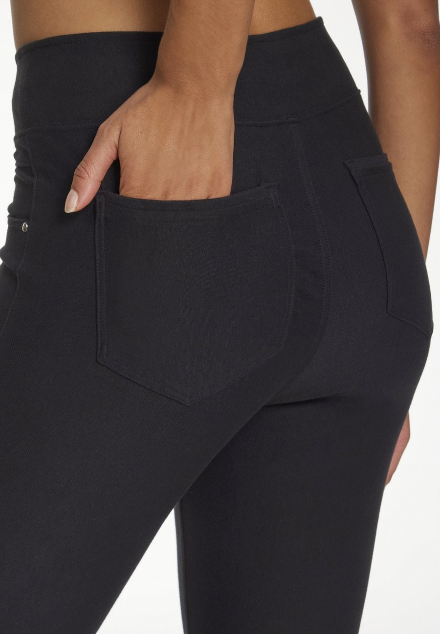 Шорты H.I.S CAPRI, Schwarz/Black
Шорты H.I.S CAPRI, Schwarz/Black