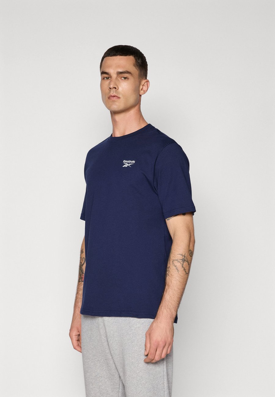 Футболка Reebok SMALL LOGO, Vector Navy/Blue
Футболка Reebok SMALL LOGO, Vector Navy/Blue