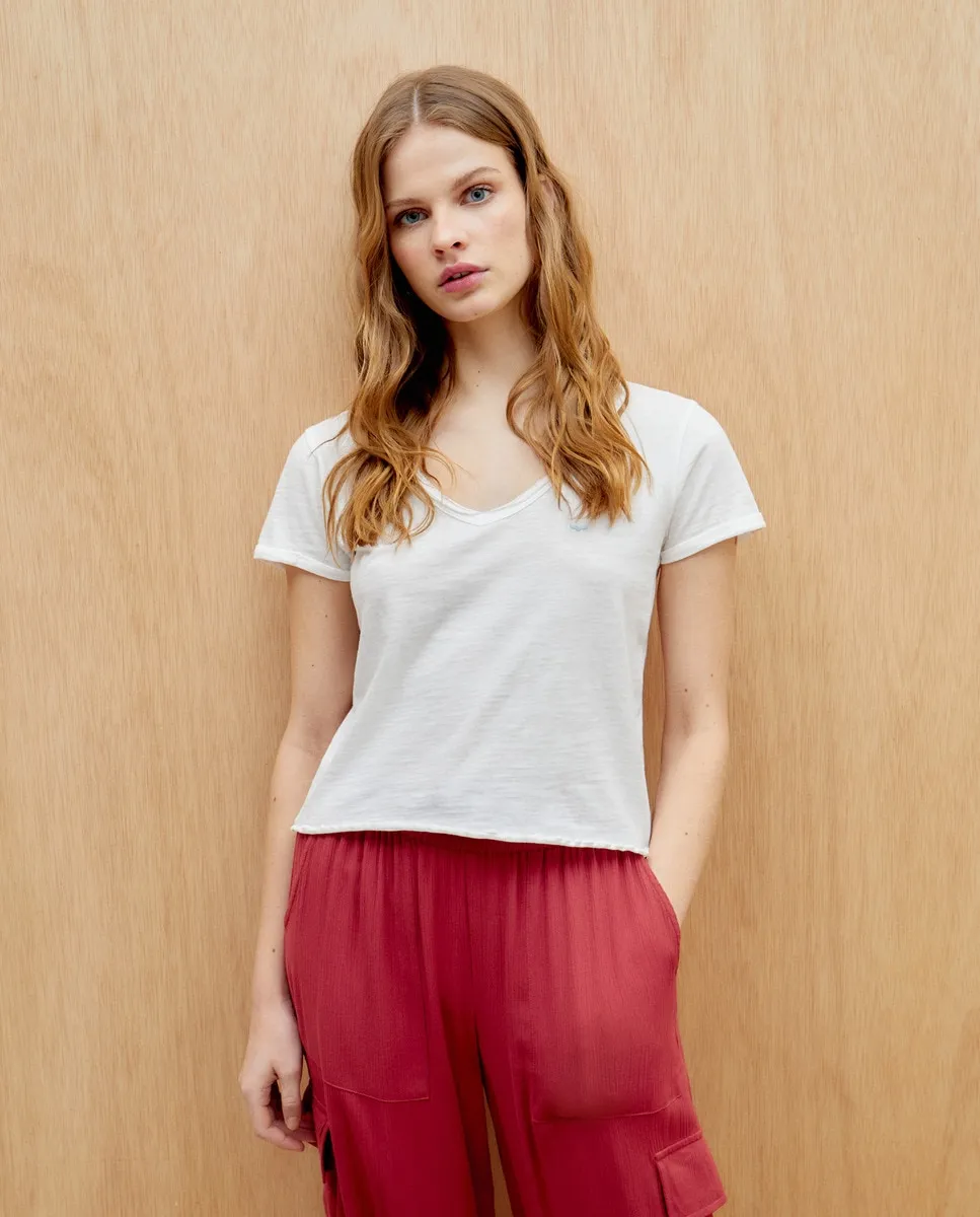 Женская футболка с короткими рукавами и глубоким волнистым V-образным вырезом цвета пламени Green Coast, кремово-белый
Женская футболка с короткими рукавами и глубоким волнистым V-образным вырезом цвета пламени Green Coast, кремово-белый