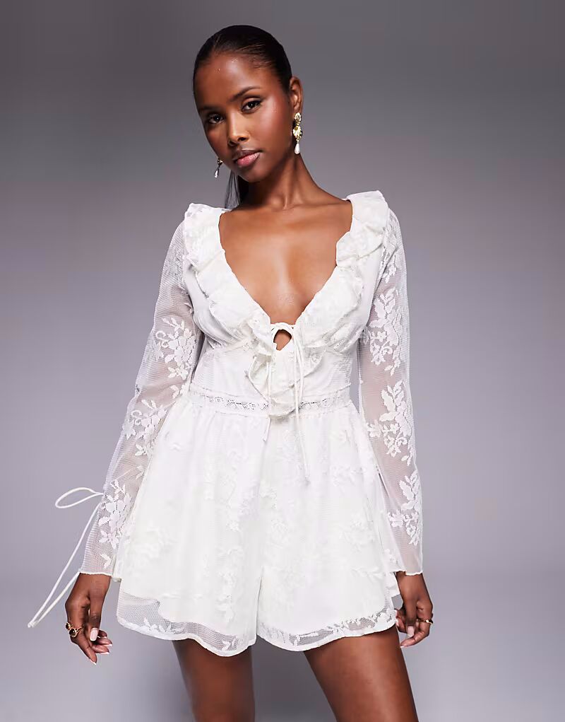 Комбинезон с кружевом «Любовный треугольник» с оборками и завязками кремового цвета Love Triangle
Комбинезон с кружевом «Любовный треугольник» с оборками и завязками кремового цвета Love Triangle