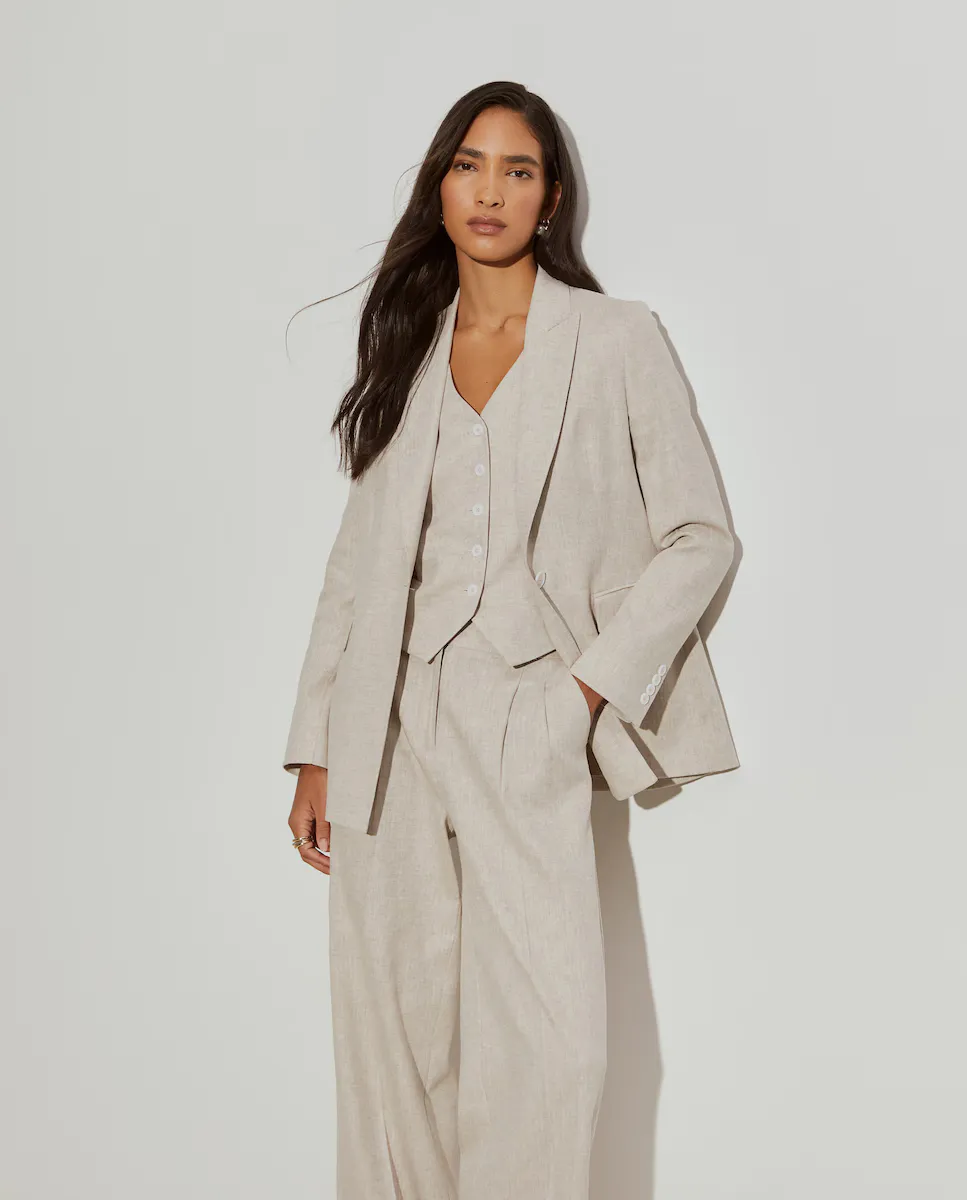 Женский блейзер из льна и хлопка с застежкой на пуговицы Lion of Porches, бежевый
Женский блейзер из льна и хлопка с застежкой на пуговицы Lion of Porches, бежевый