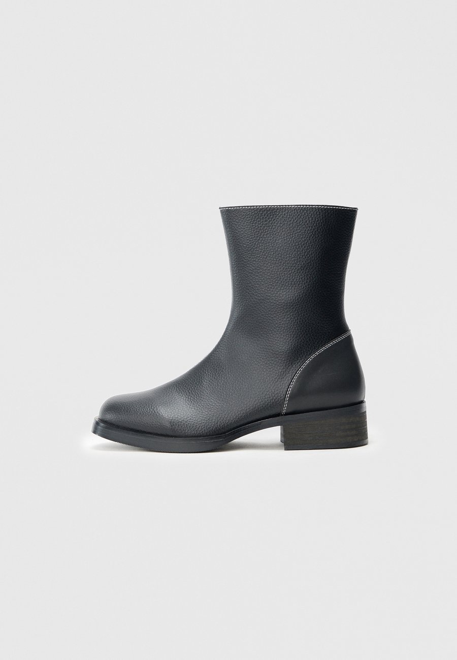 Ботинки Koi Footwear NIGHT WARDEN, Black
Ботинки Koi Footwear NIGHT WARDEN, Black