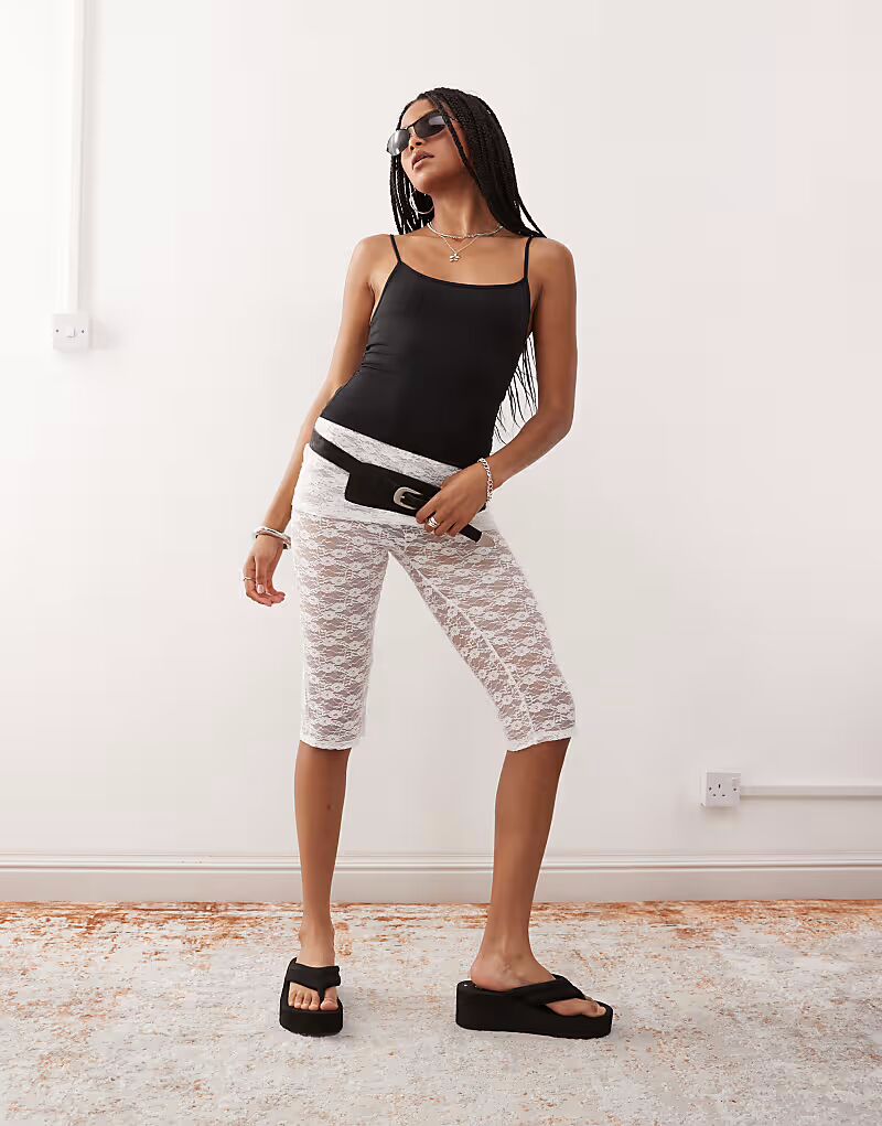 COLLUSION кружевная юбка поверх капри белого цвета
COLLUSION кружевная юбка поверх капри белого цвета