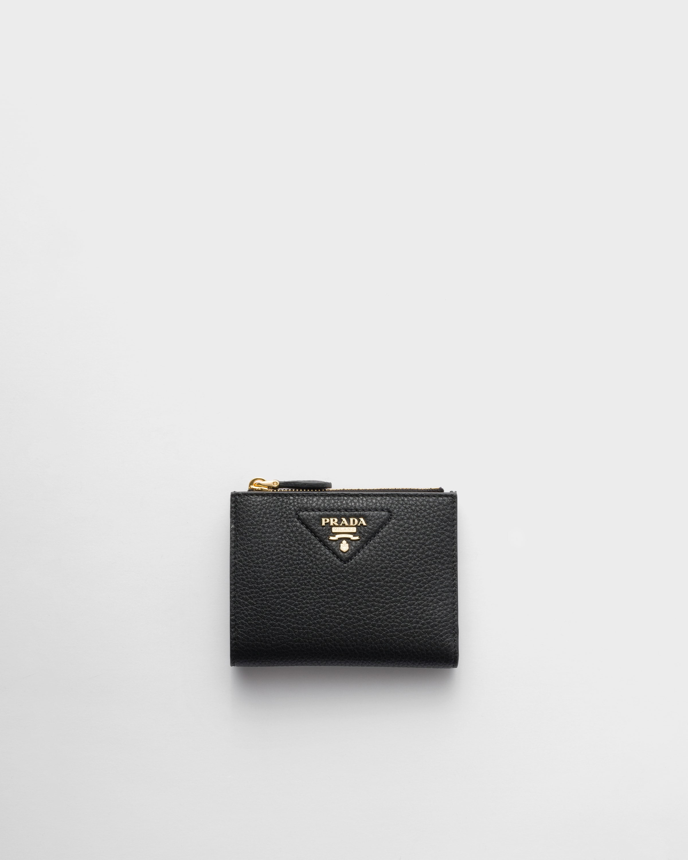 Маленький кожаный кошелек Prada, черный
Маленький кожаный кошелек Prada, черный