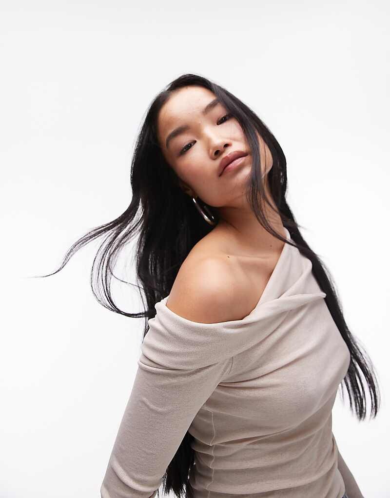 Topshop – кремово-белый топ с открытыми плечами
Topshop – кремово-белый топ с открытыми плечами