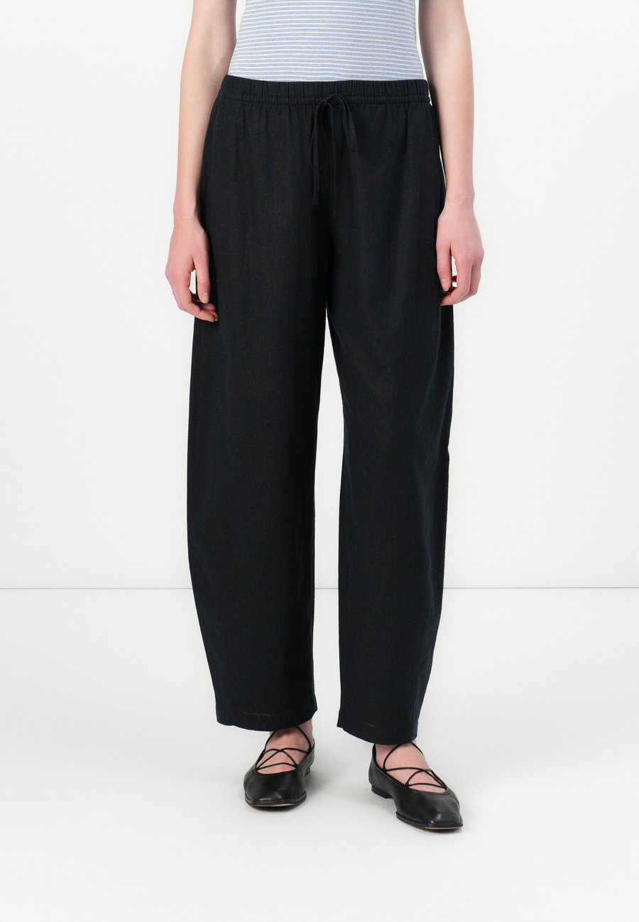 Брюки Abercrombie & Fitch PULL ON BARREL, Black
Брюки Abercrombie & Fitch PULL ON BARREL, Black