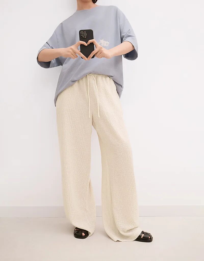 Брюки Bershka в полоску бежевого цвета в деревенском стиле 
Брюки Bershka в полоску бежевого цвета в деревенском стиле